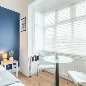 Private 4 With Kitchenette By Cb No Minimum Apartment Cambridge (Cambridgeshire)
